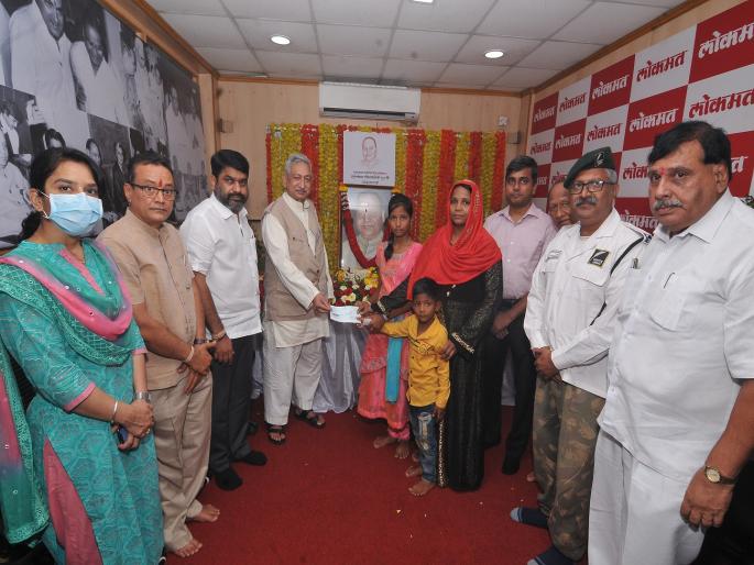 White Army Adam Mullani family receives Rs 1 lakh fund, checks to mark Jawaharlal Dard birth centenary | ‘व्हाईट आर्मी’च्या आदम मुल्लाणींच्या परिवारास लाखाचा निधी White Army Adam Mullani family receives Rs 1 lakh fund, checks to mark Jawaharlal Dard birth centenary | ‘व्हाईट आर्मी’च्या आदम मुल्लाणींच्या परिवारास लाखाचा निधी