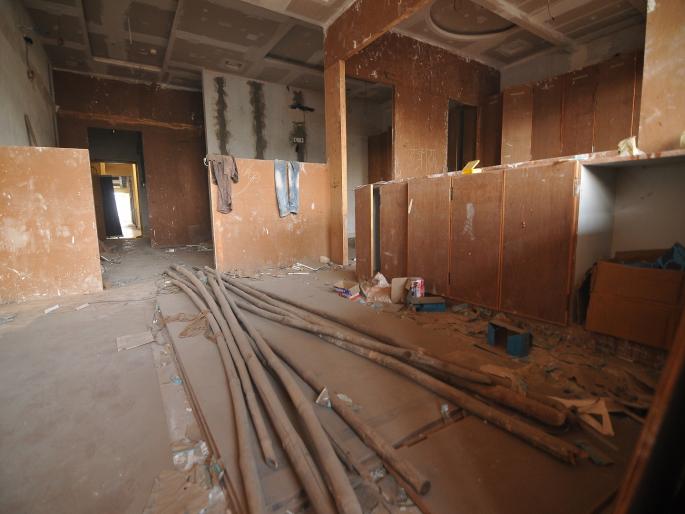 Dilapidated condition of the three crores Vastu in the dispute in the film corporation in kolhapur | Kolhapur: चित्रपट महामंडळातील वादात तीन कोटींच्या वास्तूचे दशावतार, भूतबंगल्यासारखी झाली अवस्था Dilapidated condition of the three crores Vastu in the dispute in the film corporation in kolhapur | Kolhapur: चित्रपट महामंडळातील वादात तीन कोटींच्या वास्तूचे दशावतार, भूतबंगल्यासारखी झाली अवस्था