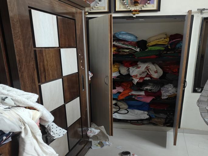 Thieves looted 34 tolas of gold ornaments after breaking into a bungalow in Rajopadhyaynagar Kolhapur | Kolhapur: वाढदिवसाला गेले... राजोपाध्येनगरात बंगला फोडून चोरट्यांनी ३४ तोळे सोन्याचे दागिने लंपास केले Thieves looted 34 tolas of gold ornaments after breaking into a bungalow in Rajopadhyaynagar Kolhapur | Kolhapur: वाढदिवसाला गेले... राजोपाध्येनगरात बंगला फोडून चोरट्यांनी ३४ तोळे सोन्याचे दागिने लंपास केले