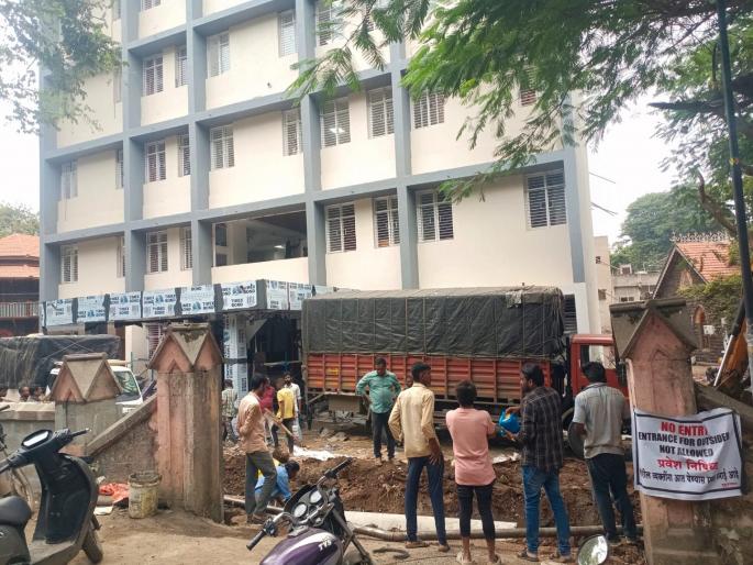 Out of the 50 to 60 thousand cases transferred from the Bombay High Court to the Kolhapur Circuit Bench documents of about 15 thousand cases reached Kolhapur | Kolhapur Circuit Bench: १५ हजार खटल्यांच्या फायलींसह दोन ट्रक दाखल Out of the 50 to 60 thousand cases transferred from the Bombay High Court to the Kolhapur Circuit Bench documents of about 15 thousand cases reached Kolhapur | Kolhapur Circuit Bench: १५ हजार खटल्यांच्या फायलींसह दोन ट्रक दाखल