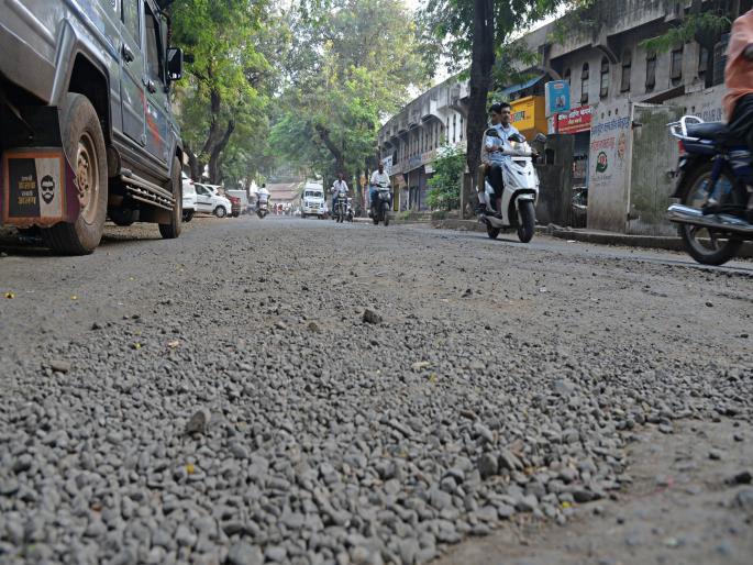 100 Crores worth of roads in Kolhapur are in bad condition; Three officers fined | कोल्हापुरातील शंभर कोटींच्या रस्त्यांचा दर्जा सुमार; तीन अधिकाऱ्यांना दंड 100 Crores worth of roads in Kolhapur are in bad condition; Three officers fined | कोल्हापुरातील शंभर कोटींच्या रस्त्यांचा दर्जा सुमार; तीन अधिकाऱ्यांना दंड