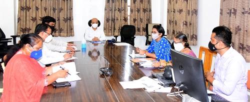 Give priority to institutional segregation: Collector Daulat Desai | संस्थात्मक अलगीकरणाला प्राधान्य द्या : जिल्हाधिकारी दौलत देसाई Give priority to institutional segregation: Collector Daulat Desai | संस्थात्मक अलगीकरणाला प्राधान्य द्या : जिल्हाधिकारी दौलत देसाई