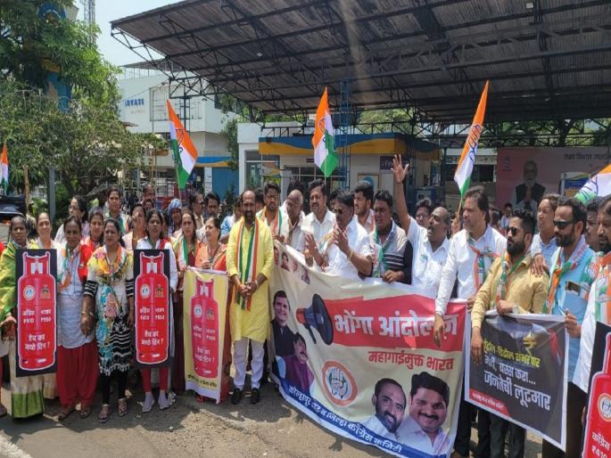 Congress plays Bhonga against fuel price hike in Kolhapur | इंधन दरवाढीविरोधात कोल्हापुरात काँग्रेसने वाजवला ‘भोंगा’, विविध ठिकाणी पथनाट्याचे सादरीकरण Congress plays Bhonga against fuel price hike in Kolhapur | इंधन दरवाढीविरोधात कोल्हापुरात काँग्रेसने वाजवला ‘भोंगा’, विविध ठिकाणी पथनाट्याचे सादरीकरण