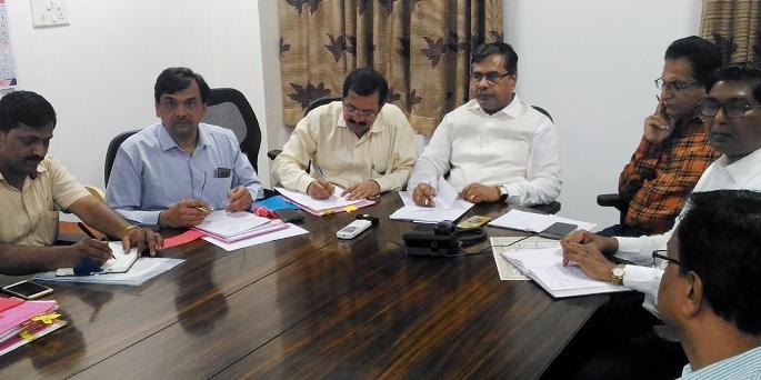 Kolhapur: Now the online complaint facility: Arun Deshpande | कोल्हापूर : आता आॅनलाईन तक्रारीची सुविधा : अरुण देशपांडे Kolhapur: Now the online complaint facility: Arun Deshpande | कोल्हापूर : आता आॅनलाईन तक्रारीची सुविधा : अरुण देशपांडे