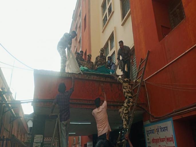 A patient admitted for treatment after ingesting herbicide ended his life by jumping from the fourth floor of CPR in kolhapur | Kolhapur: विषाने तारले, तरी मृत्यूने गाठलेच!, सीपीआरच्या चौथ्या मजल्यावरून उडी घेऊन तरुणाने संपवले जीवन A patient admitted for treatment after ingesting herbicide ended his life by jumping from the fourth floor of CPR in kolhapur | Kolhapur: विषाने तारले, तरी मृत्यूने गाठलेच!, सीपीआरच्या चौथ्या मजल्यावरून उडी घेऊन तरुणाने संपवले जीवन