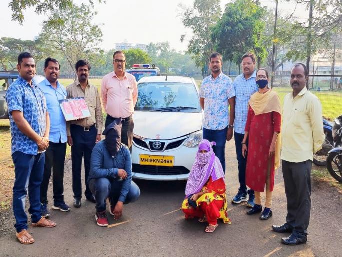 The woman was robbed under the pretext of giving a lift in kolhapur | आई, घरी सोडतो म्हणत दिली लिफ्ट अन् केली दागिन्यांची लूट, दाम्पत्यास अटक The woman was robbed under the pretext of giving a lift in kolhapur | आई, घरी सोडतो म्हणत दिली लिफ्ट अन् केली दागिन्यांची लूट, दाम्पत्यास अटक
