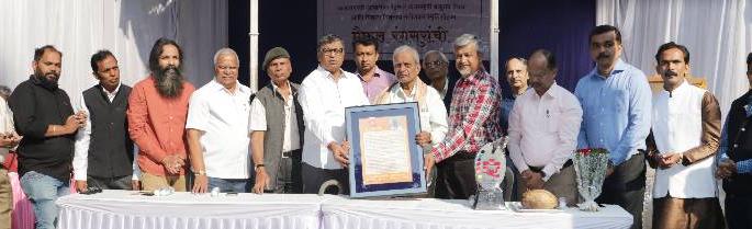 Kolhapur: Rangsur's concert meets ... - 'Dillbahar' organized, dt. Vs Vednagkar has given life support | कोल्हापूर : रंगसुरांच्या मैफलीला आला बहर...- ‘रंगबहार’चे आयोजन, दि. वि. वडणगेकर यांना जीवनगौरव प्रदान