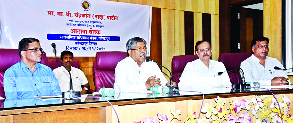 Each district has 20 crores for roads | रस्त्यांसाठी प्रत्येक जिल्ह्याला वीस कोटी