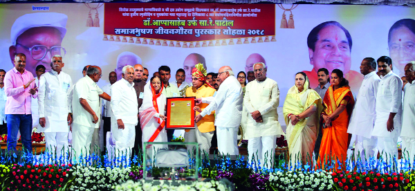 Know the dangers behind the country and be awakened | देशासमोरील धोके ओळखून प्रबोधन व्हावे Know the dangers behind the country and be awakened | देशासमोरील धोके ओळखून प्रबोधन व्हावे