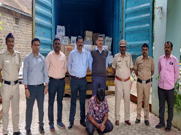 Smuggling of liquor pretending to be drug stock, liquor stock worth 45 lakh seized in Kolhapur | Crime News: औषधसाठा असल्याचे भासवून मद्याची तस्करी, कोल्हापुरात कंटेनरसह ४५ लाखांचा मद्यसाठा जप्त Smuggling of liquor pretending to be drug stock, liquor stock worth 45 lakh seized in Kolhapur | Crime News: औषधसाठा असल्याचे भासवून मद्याची तस्करी, कोल्हापुरात कंटेनरसह ४५ लाखांचा मद्यसाठा जप्त