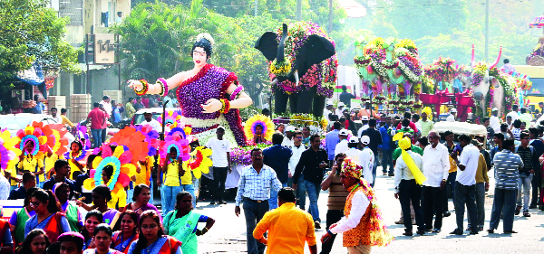 In the world of Kolhapurkar Rally Flowers | कोल्हापूरकर रमले फुलांच्या दुनियेत