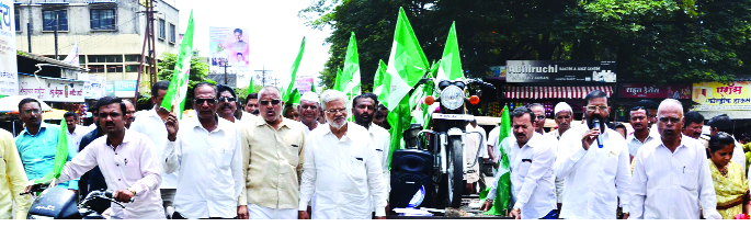 Anger against fuel price hike | इंधन दरवाढीविरोधात संताप