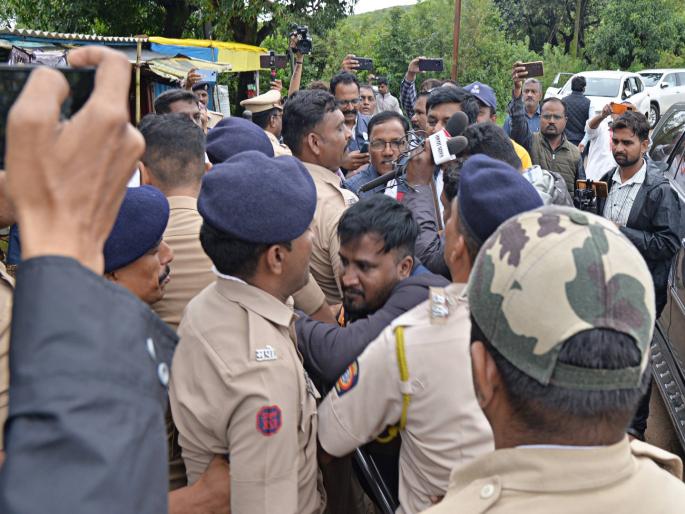 Argument between journalists and police for preventing them from going to Vishalgad | विशाळगड जाळपोळ प्रकरण: दंगलखोरांना सोडले, मग पत्रकारांना का अडवता..?  Argument between journalists and police for preventing them from going to Vishalgad | विशाळगड जाळपोळ प्रकरण: दंगलखोरांना सोडले, मग पत्रकारांना का अडवता..?