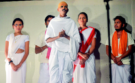 '55 crores and killing Gandhi ': The drama that makes love and faith about Gandhiji | ‘५५ कोटी नि गांधी हत्या’: गांधीजींबद्दल प्रेम, आस्था निर्माण करणारे नाटक '55 crores and killing Gandhi ': The drama that makes love and faith about Gandhiji | ‘५५ कोटी नि गांधी हत्या’: गांधीजींबद्दल प्रेम, आस्था निर्माण करणारे नाटक