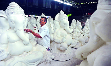 For Ganesh idols, there is a long standing in Kumbharwadi | गणेशमूर्तींसाठी कुंभारवाड्यात लगबग For Ganesh idols, there is a long standing in Kumbharwadi | गणेशमूर्तींसाठी कुंभारवाड्यात लगबग