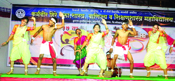 The painting of artistic excitement | कलागुणांच्या उधळणीत रंगली तरुणाई The painting of artistic excitement | कलागुणांच्या उधळणीत रंगली तरुणाई