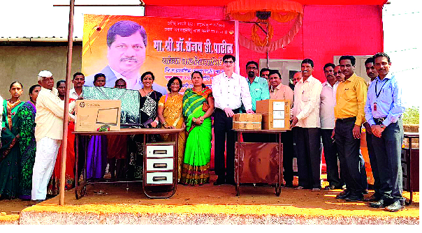 The visit of Lakhan to the roaring school of 'DY' Group | ‘डी.वाय.’ ग्रुपची गर्जन शाळेस लाखाची भेट The visit of Lakhan to the roaring school of 'DY' Group | ‘डी.वाय.’ ग्रुपची गर्जन शाळेस लाखाची भेट