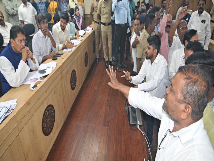 Appropriate decision on Kolhapur delimitation before 2024, Guardian Minister Deepak Kesarkar Testimony | कोल्हापूरच्या हद्दवाढीवर २०२४ पूर्वी योग्य तो निर्णय, महिन्याभरात मुख्यमंत्र्यांसोबत बैठक; पालकमंत्र्यांची ग्वाही Appropriate decision on Kolhapur delimitation before 2024, Guardian Minister Deepak Kesarkar Testimony | कोल्हापूरच्या हद्दवाढीवर २०२४ पूर्वी योग्य तो निर्णय, महिन्याभरात मुख्यमंत्र्यांसोबत बैठक; पालकमंत्र्यांची ग्वाही