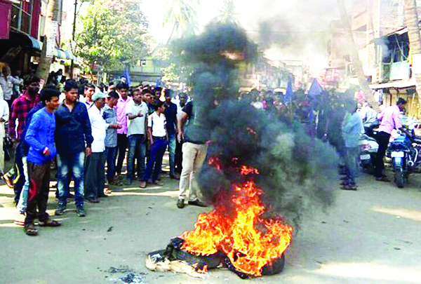 Stop the rubbish in the district with rubbish | रास्ता रोकोसह जिल्ह्यात कडकडीत बंद Stop the rubbish in the district with rubbish | रास्ता रोकोसह जिल्ह्यात कडकडीत बंद