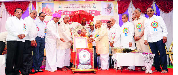 Keep trying for the upliftment | समाजोन्नतीसाठी प्रयत्नशील राहा