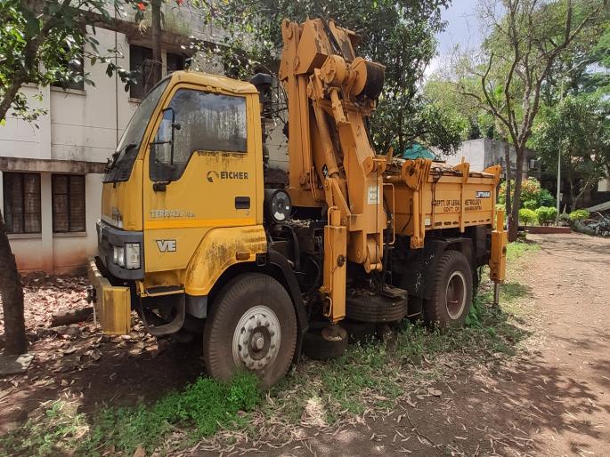 A hydraulic crane worth one and a half crores of sugarcane weighing machine went to Kolhapur and got rusted | Kolhapur: उसाचा वजनकाटा तपासणीचे दीड कोटींची हायड्रोलिक क्रेन गेली गंजून, काटामारी चव्हाट्यावर तरी दुर्लक्ष A hydraulic crane worth one and a half crores of sugarcane weighing machine went to Kolhapur and got rusted | Kolhapur: उसाचा वजनकाटा तपासणीचे दीड कोटींची हायड्रोलिक क्रेन गेली गंजून, काटामारी चव्हाट्यावर तरी दुर्लक्ष