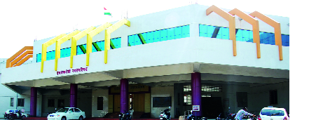 The battle was fought on the battlefield! | मुद्द्यांची लढाई आली गुद्द्यावर !