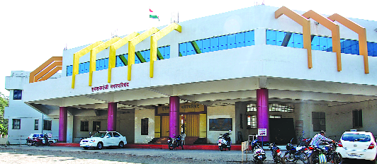 The District Magistrates hide the confession | जिल्हाधिकाऱ्यांनी दिलेली स्थगिती लपविली The District Magistrates hide the confession | जिल्हाधिकाऱ्यांनी दिलेली स्थगिती लपविली