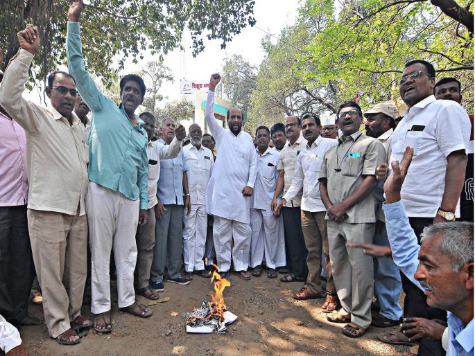 If the price of electricity is increased street fighting is inevitable, warns former MLA Sanjay Ghatge | वीज दरवाढ केली तर रस्त्यावरची लढाई अटळ, माजी आमदार संजय घाटगेंचा इशारा If the price of electricity is increased street fighting is inevitable, warns former MLA Sanjay Ghatge | वीज दरवाढ केली तर रस्त्यावरची लढाई अटळ, माजी आमदार संजय घाटगेंचा इशारा