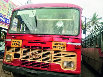 Jaysinghpur ST at Pathway: The Maratha Reservation question resolved | जयसिंगपूरात एस.टी.वर दगडफेक: मराठा आरक्षण प्रश्नाचे पडसाद Jaysinghpur ST at Pathway: The Maratha Reservation question resolved | जयसिंगपूरात एस.टी.वर दगडफेक: मराठा आरक्षण प्रश्नाचे पडसाद