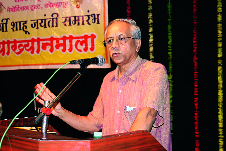 The media in front of the pandemonium | धर्मवादाच्या झुंडशाहीपुढे प्रसारमाध्यमे हतबल The media in front of the pandemonium | धर्मवादाच्या झुंडशाहीपुढे प्रसारमाध्यमे हतबल