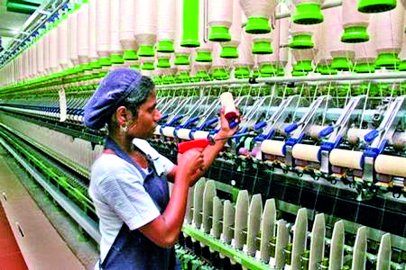 Textile industry's turnover declined by 40 percent | वस्त्रोद्योगाच्या उलाढालीत तब्बल ४० टक्क्यांची घट Textile industry's turnover declined by 40 percent | वस्त्रोद्योगाच्या उलाढालीत तब्बल ४० टक्क्यांची घट