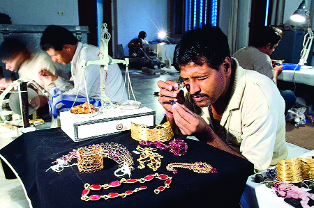 Gold and silver prices fall; Shot in the industry | सोने-चांदी खरेदीत घट; सराफ उद्योगाला फटका