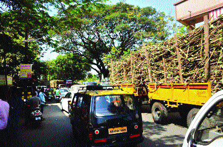 Vehicles at Cobnour Chowk | कबनूर चौकात वाहनांना कासवगती! Vehicles at Cobnour Chowk | कबनूर चौकात वाहनांना कासवगती!