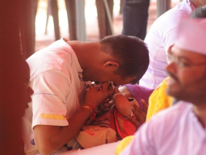 prisoners meets family members in Kalamba Jail | कोल्हापूर : कळंबा कारागृहातील कैदी व कुटुंबीयांची अश्रूंनी झाली गळाभेट prisoners meets family members in Kalamba Jail | कोल्हापूर : कळंबा कारागृहातील कैदी व कुटुंबीयांची अश्रूंनी झाली गळाभेट