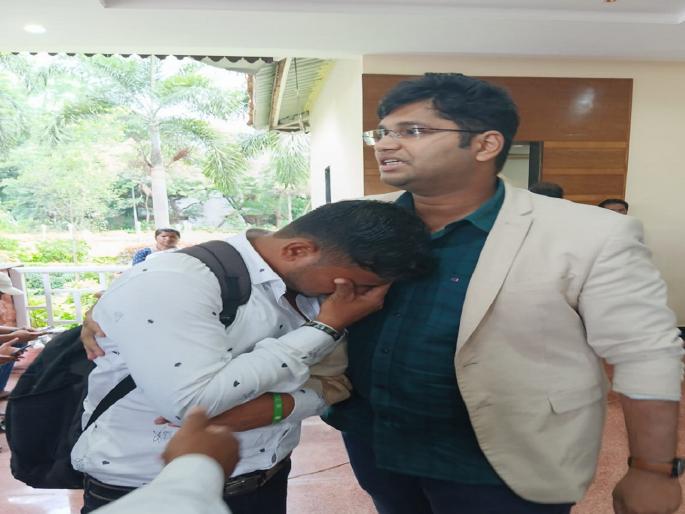 A message was received that the father of the candidate who came to take the order of primary teacher selection was passed away and the CEO of Kolhapur Zilla Parishad consoled the candidate | हाती नोकरीची ऑर्डर, अन् वडिलांच्या मृत्यूचा मेसेज; कोल्हापूर जिल्हा परिषदेच्या सीईओंकडून माणुसकीचे दर्शन A message was received that the father of the candidate who came to take the order of primary teacher selection was passed away and the CEO of Kolhapur Zilla Parishad consoled the candidate | हाती नोकरीची ऑर्डर, अन् वडिलांच्या मृत्यूचा मेसेज; कोल्हापूर जिल्हा परिषदेच्या सीईओंकडून माणुसकीचे दर्शन