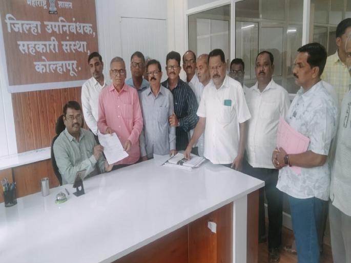 15 crores defrauded in Karveer Panchayat credit institution in Kolhapur, depositors complain; Notices apply | Kolhapur: करवीर पंचायत पतसंस्थेतील अपहार १५ कोटीचा, ठेवीदारांची तक्रार; नोटिसा लागू 15 crores defrauded in Karveer Panchayat credit institution in Kolhapur, depositors complain; Notices apply | Kolhapur: करवीर पंचायत पतसंस्थेतील अपहार १५ कोटीचा, ठेवीदारांची तक्रार; नोटिसा लागू