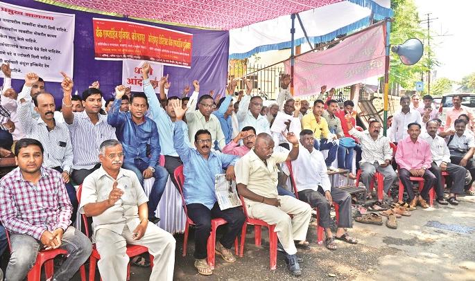  How to make the balance of the district bank without the provisions of the employees | कर्मचाºयांच्या तरतुदीविना जिल्हा बँकेचा ताळेबंद खरा कसा