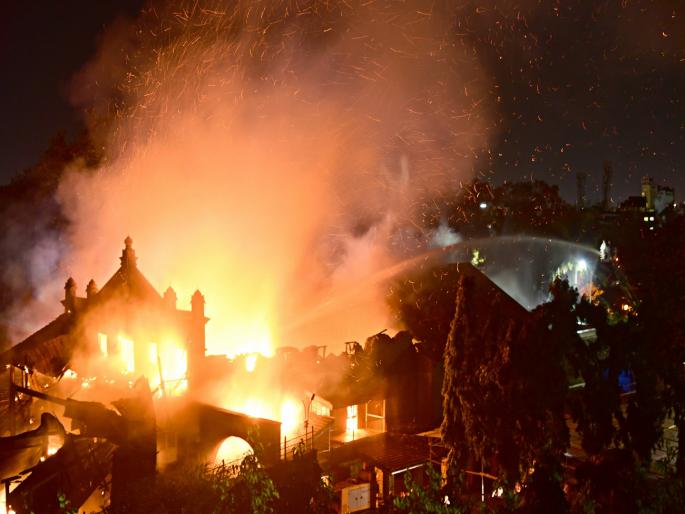Keshavrao Bhosle Theater Fire: Kolhapur historical cultural heritage destroyed, curfew in theater area | Keshavrao Bhosle Theatre Fire: कोल्हापूरचा ऐतिहासिक सांस्कृतिक ठेवा उद्ध्वस्त, नाट्यगृह परिसरात संचारबंदी Keshavrao Bhosle Theater Fire: Kolhapur historical cultural heritage destroyed, curfew in theater area | Keshavrao Bhosle Theatre Fire: कोल्हापूरचा ऐतिहासिक सांस्कृतिक ठेवा उद्ध्वस्त, नाट्यगृह परिसरात संचारबंदी