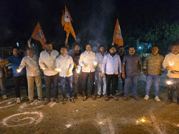 Protest in Kolhapur by placing poles in potholes on roads, Uddhav Sena draws attention | कोल्हापुरात रस्त्यांवर खड्ड्यांमध्ये पणती लावून आंदोलन, उद्धवसेनेने वेधले लक्ष Protest in Kolhapur by placing poles in potholes on roads, Uddhav Sena draws attention | कोल्हापुरात रस्त्यांवर खड्ड्यांमध्ये पणती लावून आंदोलन, उद्धवसेनेने वेधले लक्ष