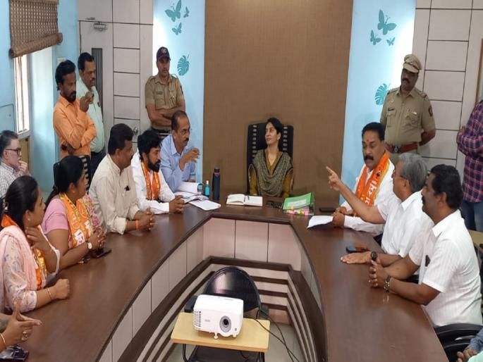 A deal was made for the road work worth 100 crores in Kolhapur in the hotel, Allegation of Shiv Sena | कोल्हापुरातील शंभर कोटींच्या रस्त्यांच्या कामाचे डील झाले हॉटेलमध्ये, शिवसेनेचा आरोप  