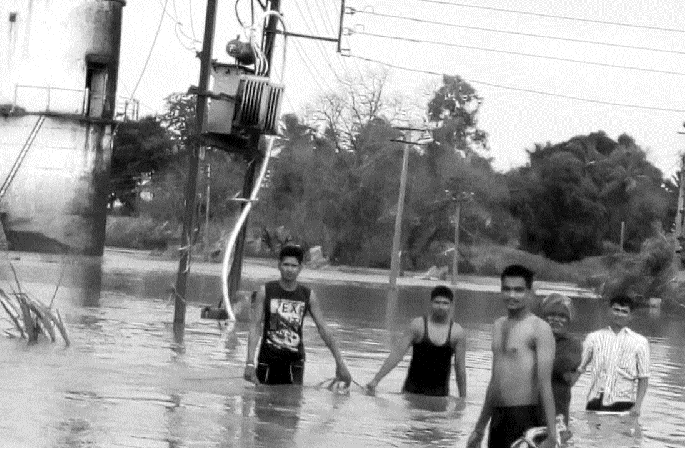 After covering the water in Kuparda, water supply started | पुरात पोहत जाऊन कोपार्डेत पाणीपुरवठा केला सुरू