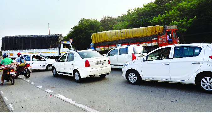 Laxmi Hills Chowk Not 'Trap of Death' | लक्ष्मी टेकडी चौक नव्हे ‘मृत्यूचा सापळा’ Laxmi Hills Chowk Not 'Trap of Death' | लक्ष्मी टेकडी चौक नव्हे ‘मृत्यूचा सापळा’