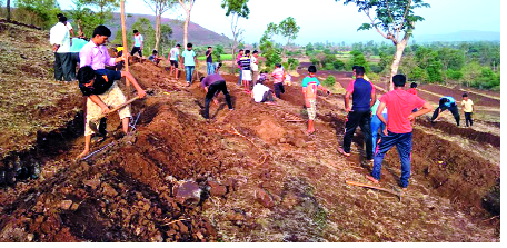 Shramdan for water supply for Laxmunkar | लिंगनूरकरांचे जलयुक्तसाठी श्रमदान