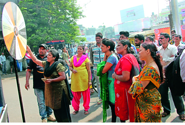 Maharashtra is not in the shop for shopping, but is offline | महाराष्ट्र शॉपिंगसाठी दुकानात नव्हे, तर जातोय आॅनलाईन Maharashtra is not in the shop for shopping, but is offline | महाराष्ट्र शॉपिंगसाठी दुकानात नव्हे, तर जातोय आॅनलाईन