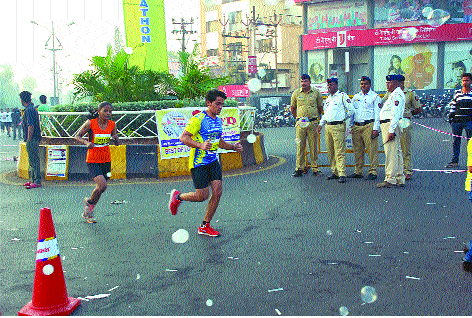 Six hours disciplined police settlement | सहा तास शिस्तबद्ध पोलीस बंदोबस्त Six hours disciplined police settlement | सहा तास शिस्तबद्ध पोलीस बंदोबस्त