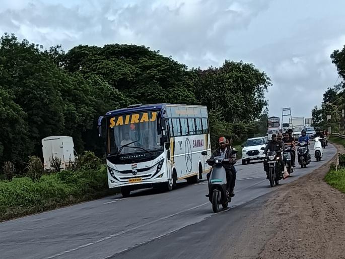 On the Pune-Bengaluru highway between Kagal and Shendri traffic on the highway was disrupted due to rush of local vehicles | महामार्ग विकासाचा की मृत्यूचा?, स्थानिक वाहनांच्या वर्दळीने महामार्गावरील गतीला ब्रेक On the Pune-Bengaluru highway between Kagal and Shendri traffic on the highway was disrupted due to rush of local vehicles | महामार्ग विकासाचा की मृत्यूचा?, स्थानिक वाहनांच्या वर्दळीने महामार्गावरील गतीला ब्रेक