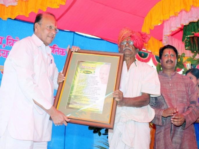 Brand ambassador of Kolhapur style dam Namdeo Dhondo Mahanor passed away | कोल्हापूर पद्धतीच्या बंधाऱ्याचा ब्रॅन्ड अॅम्बेसिडर हरपला, रसिकांची ना. धों. महानोरांना आदरांजली Brand ambassador of Kolhapur style dam Namdeo Dhondo Mahanor passed away | कोल्हापूर पद्धतीच्या बंधाऱ्याचा ब्रॅन्ड अॅम्बेसिडर हरपला, रसिकांची ना. धों. महानोरांना आदरांजली