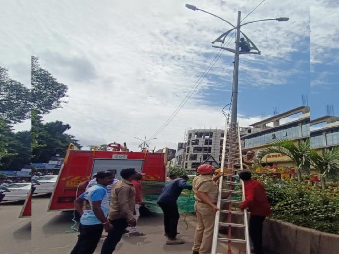 Goon climbs 30 feet high electric pole claiming to be behind in Kolhapur | Kolhapur: गुंड मागे लागल्याचे म्हणत ३० फूट उंच विद्युतखांबावर चढला, लटकून वाचवा..वाचवा म्हणाला! Goon climbs 30 feet high electric pole claiming to be behind in Kolhapur | Kolhapur: गुंड मागे लागल्याचे म्हणत ३० फूट उंच विद्युतखांबावर चढला, लटकून वाचवा..वाचवा म्हणाला!