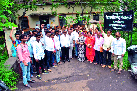 Allow students of economically weaker sections of Maratha community to pay half of their fees | मराठा समाजातील आर्थिकदृष्ट्या दुर्बल घटकातील विद्यार्थ्यांना निम्मे शुल्क आकारून प्रवेश द्या Allow students of economically weaker sections of Maratha community to pay half of their fees | मराठा समाजातील आर्थिकदृष्ट्या दुर्बल घटकातील विद्यार्थ्यांना निम्मे शुल्क आकारून प्रवेश द्या