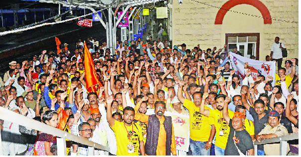 Maratha Mavalya traveled to the capital | मराठा मावळ्यांची राजधानीकडे कूच